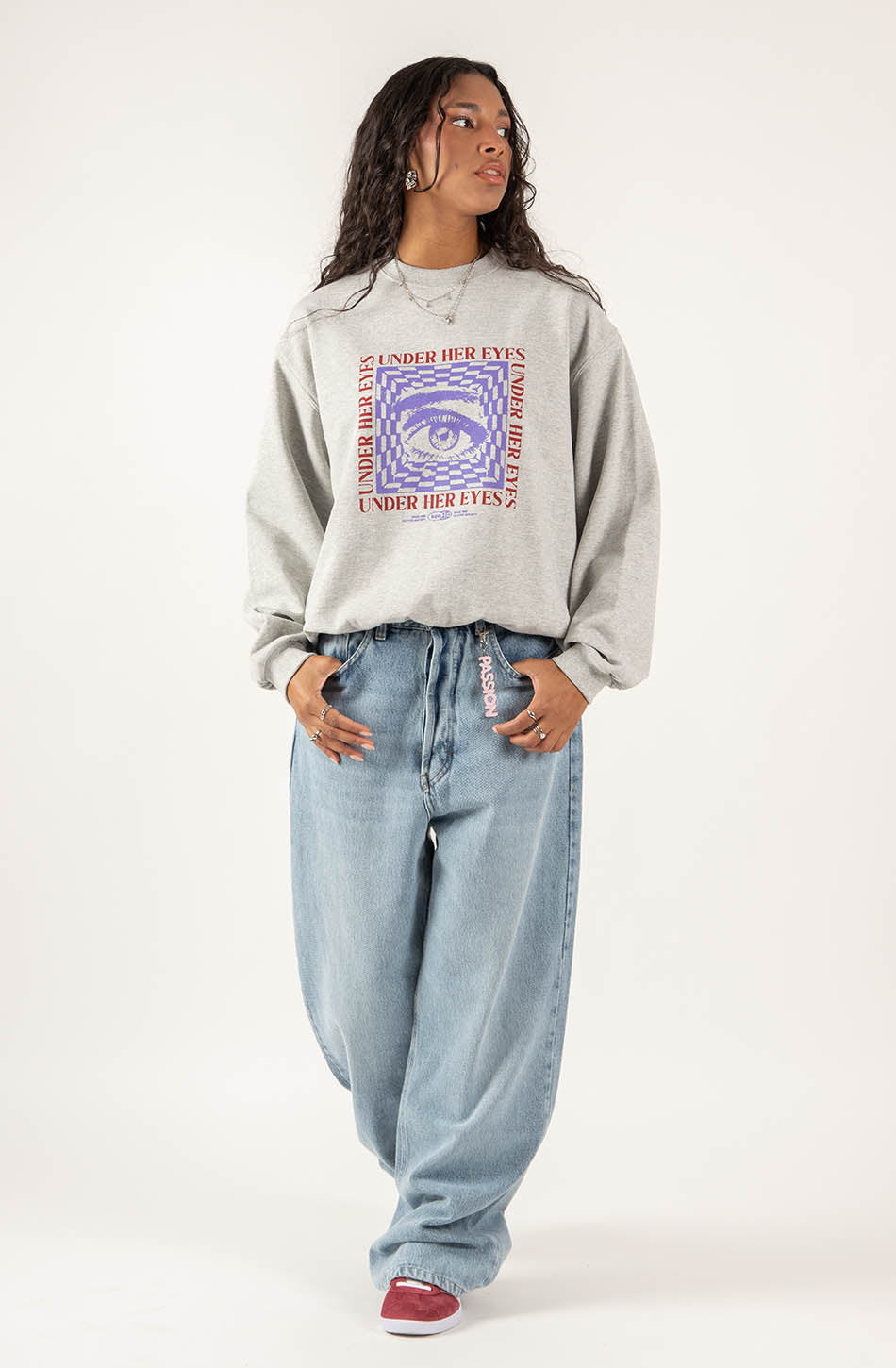 Under Her Eyes Sweatshirt gris