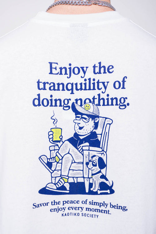 Weißes T-Shirt aus Bio-Baumwolle „Doing Nothing“.