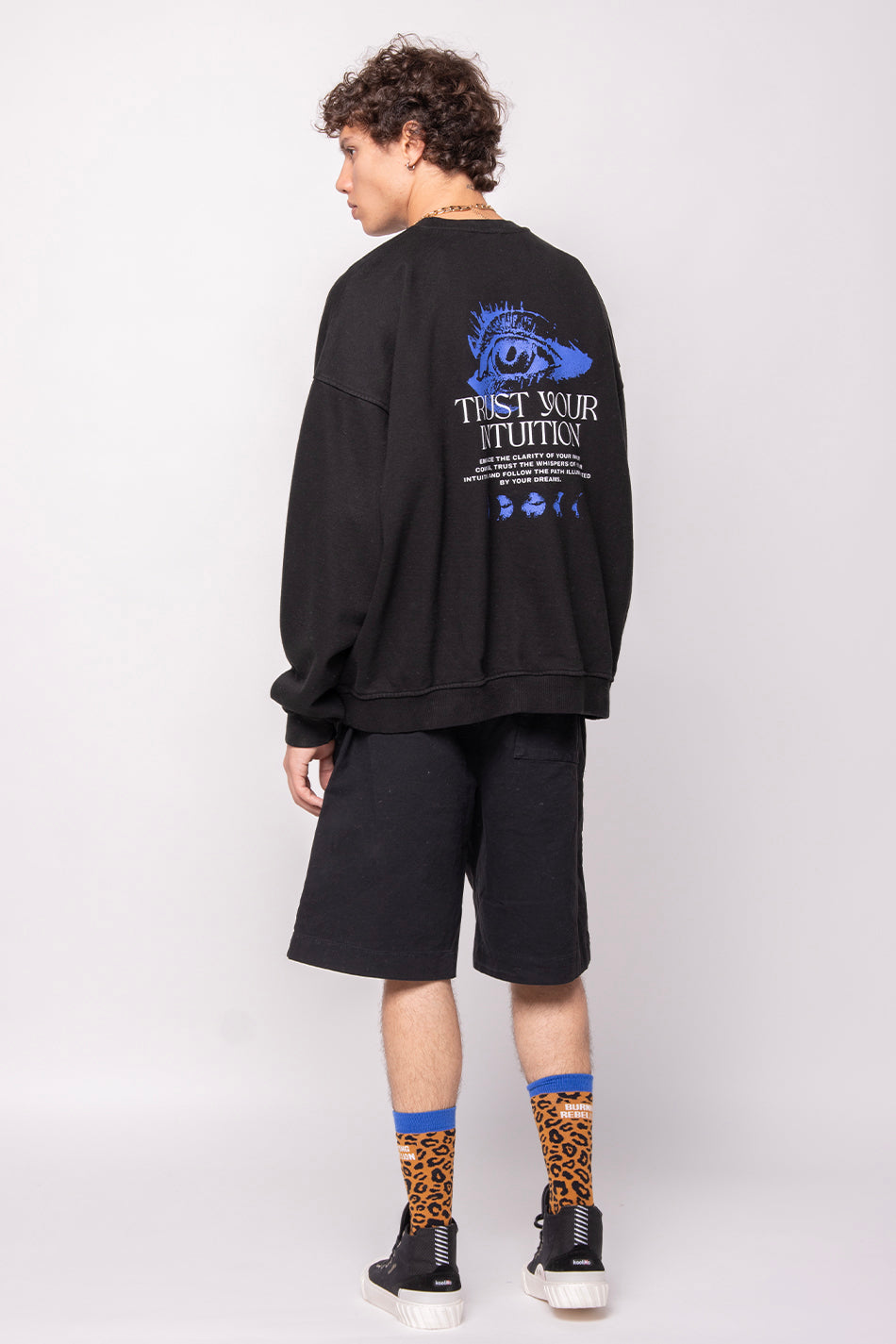 Washed Eye Trust Your Intuition Sweatshirt Noir